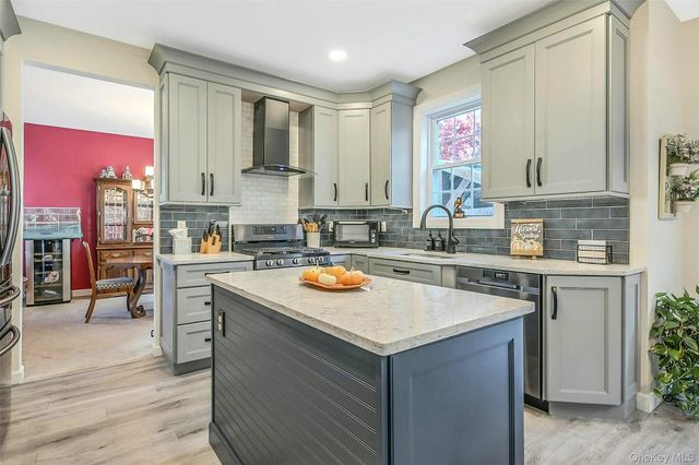 6 Laurel Crescent, Manorville, NY 11949