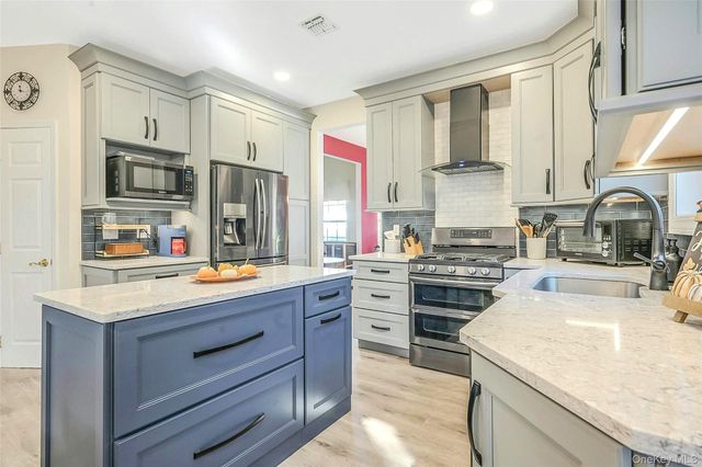 6 Laurel Crescent, Manorville, NY 11949