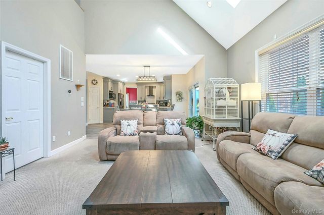 6 Laurel Crescent, Manorville, NY 11949