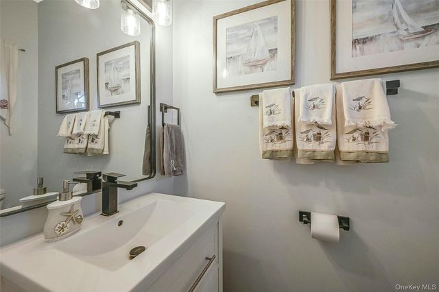 6 Laurel Crescent, Manorville, NY 11949