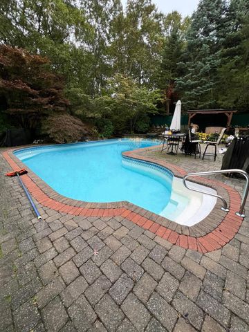 6 Laurel Crescent, Manorville, NY 11949