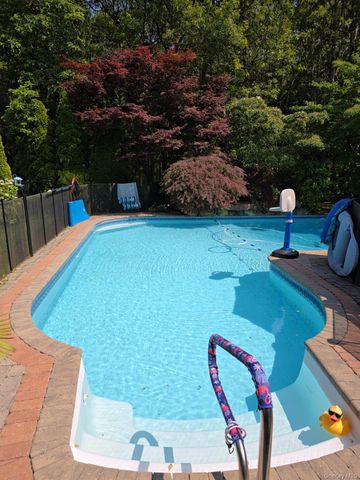 6 Laurel Crescent, Manorville, NY 11949