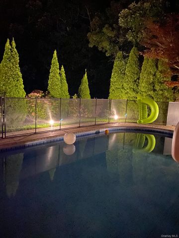 6 Laurel Crescent, Manorville, NY 11949