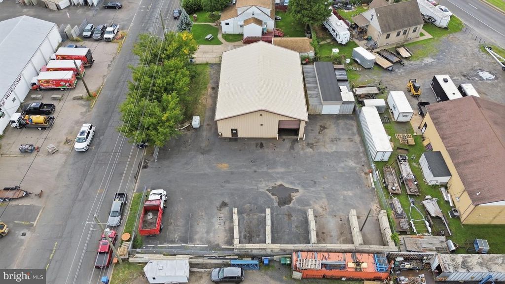 7011 BEAVER DAM RD, LEVITTOWN, PA 19057 — exterior