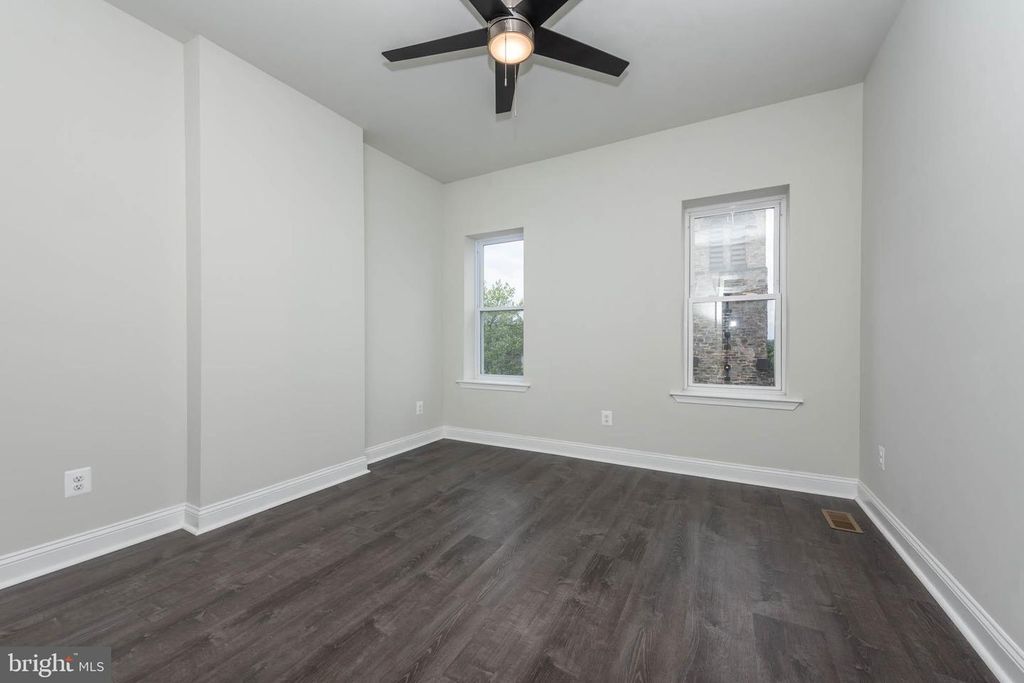 Image 13 of property listing at 400 N PATTERSON PARK AVE, Baltimore, MD 21231
