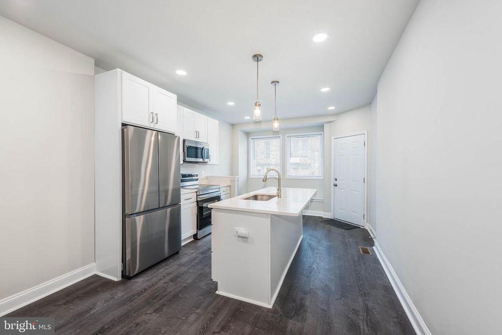 Image 5 of property listing at 400 N PATTERSON PARK AVE, Baltimore, MD 21231