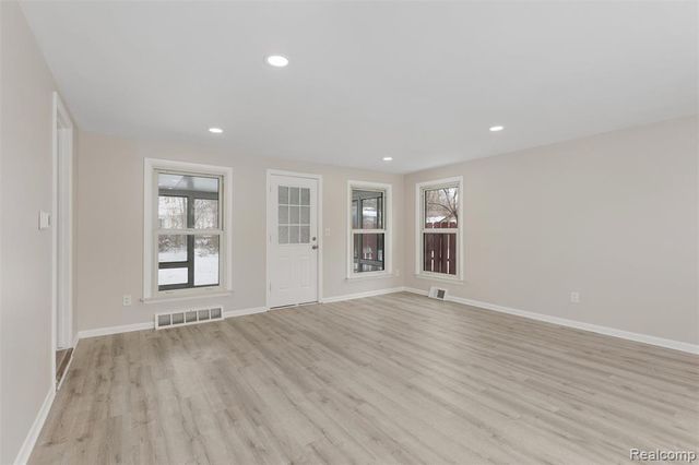 21305 Oxford Avenue, Farmington Hills, MI 48336