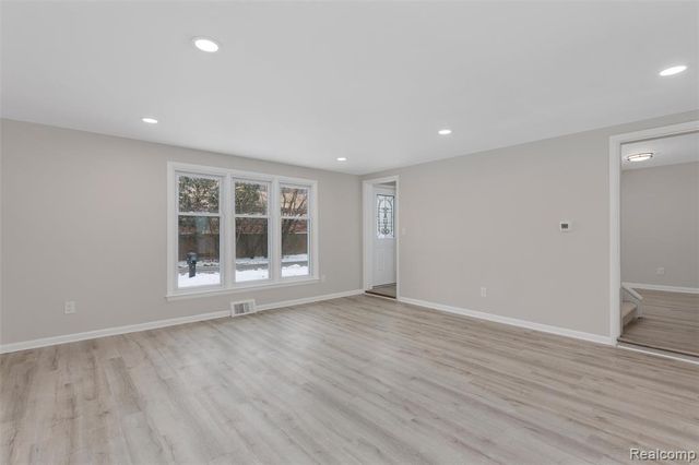 21305 Oxford Avenue, Farmington Hills, MI 48336