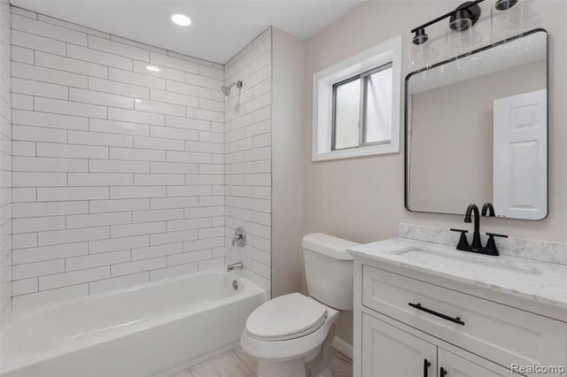 21305 Oxford Avenue, Farmington Hills, MI 48336