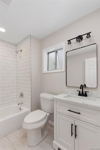 21305 Oxford Avenue, Farmington Hills, MI 48336