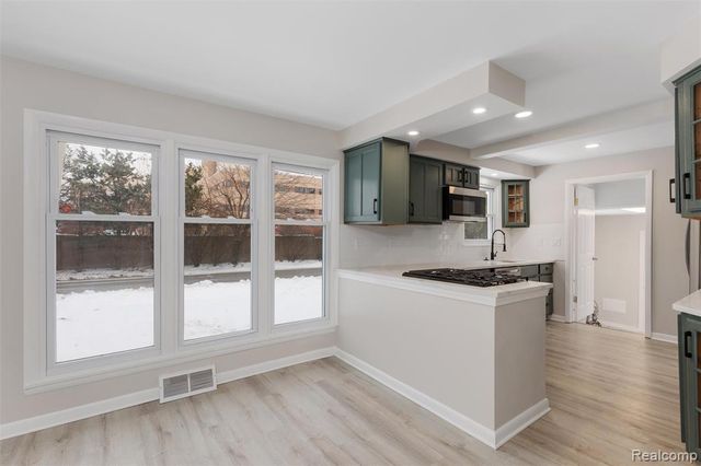 21305 Oxford Avenue, Farmington Hills, MI 48336