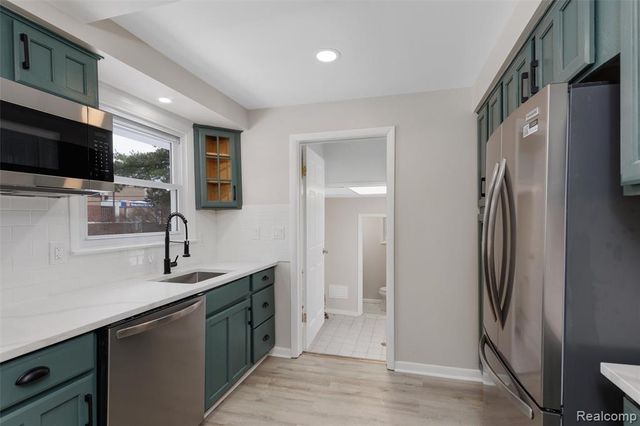 21305 Oxford Avenue, Farmington Hills, MI 48336