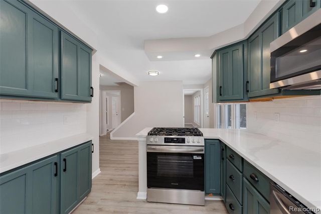 21305 Oxford Avenue, Farmington Hills, MI 48336