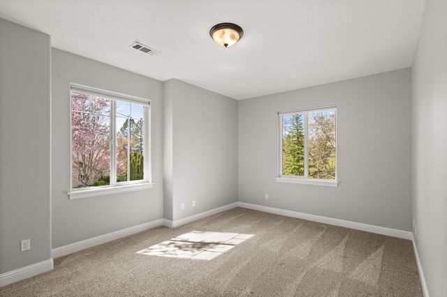 1868 NW F Street, Grants Pass, OR 97526