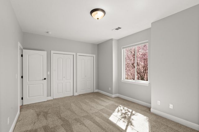 1868 NW F Street, Grants Pass, OR 97526