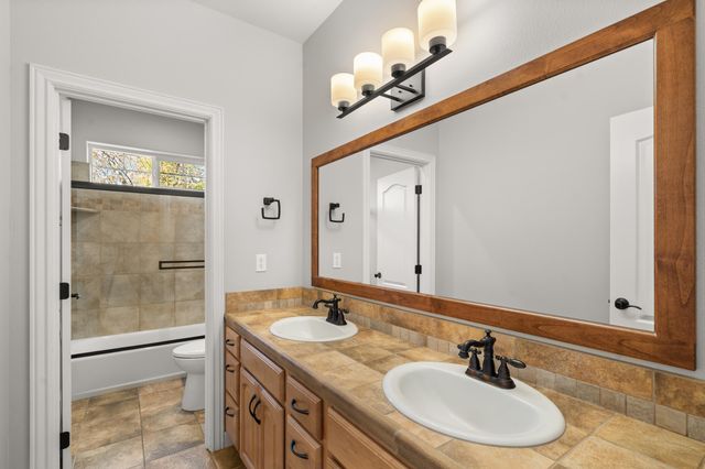 1868 NW F Street, Grants Pass, OR 97526