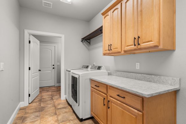 1868 NW F Street, Grants Pass, OR 97526