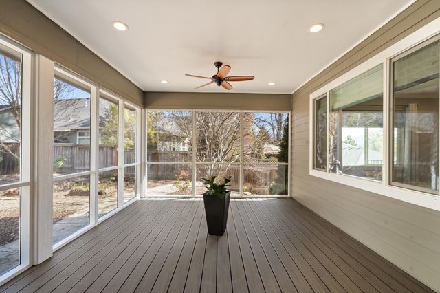 1868 NW F Street, Grants Pass, OR 97526