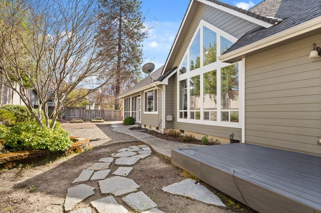 1868 NW F Street, Grants Pass, OR 97526