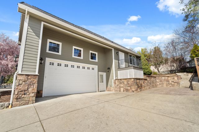 1868 NW F Street, Grants Pass, OR 97526