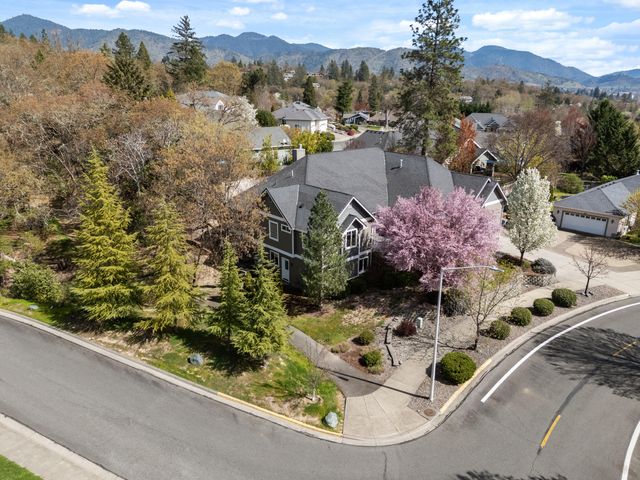 1868 NW F Street, Grants Pass, OR 97526