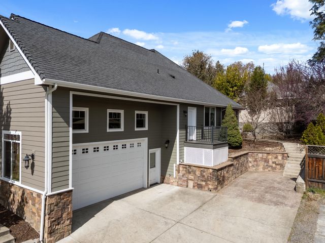 1868 NW F Street, Grants Pass, OR 97526