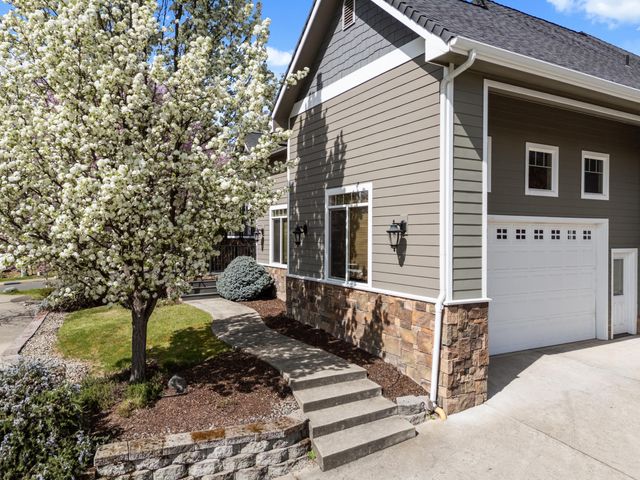 1868 NW F Street, Grants Pass, OR 97526