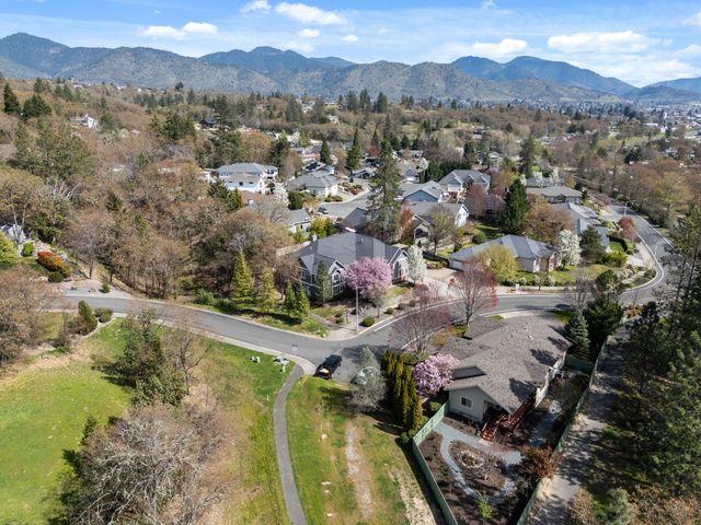 1868 NW F Street, Grants Pass, OR 97526