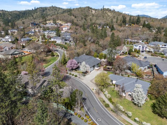 1868 NW F Street, Grants Pass, OR 97526