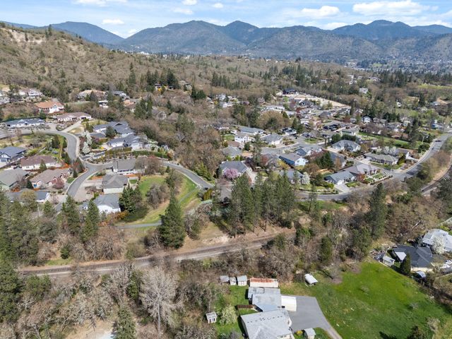 1868 NW F Street, Grants Pass, OR 97526