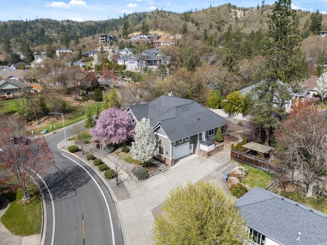 1868 NW F Street, Grants Pass, OR 97526