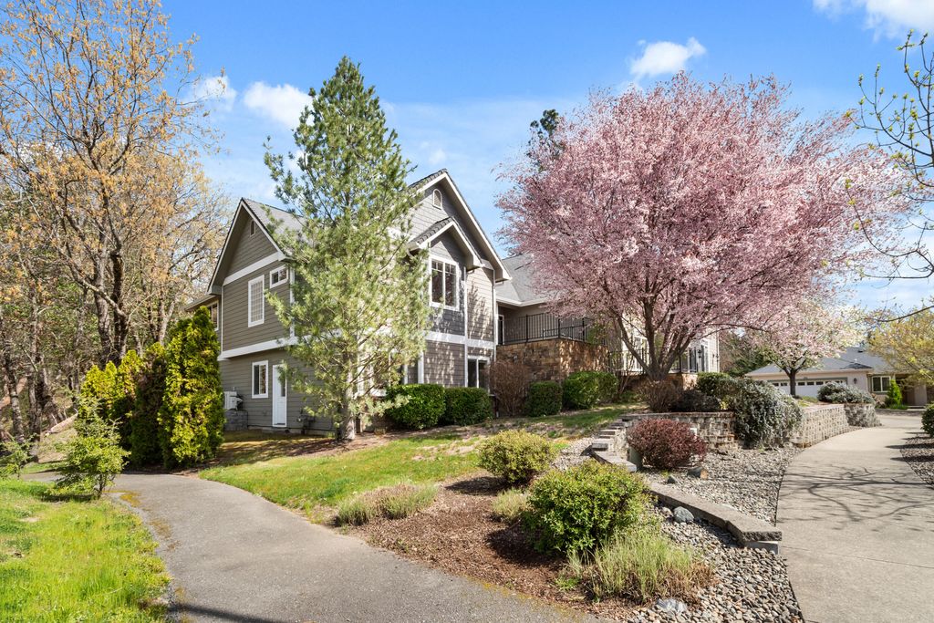 1868 NW F Street, Grants Pass, OR 97526