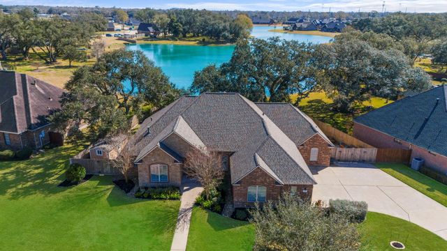 1012 Enchanted Oaks Drive, Angleton, TX 77515