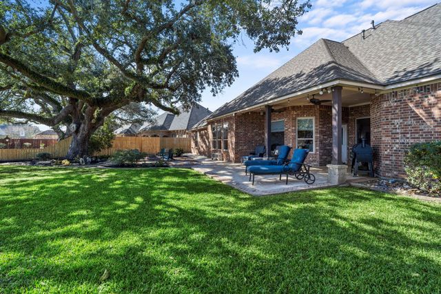 1012 Enchanted Oaks Drive, Angleton, TX 77515