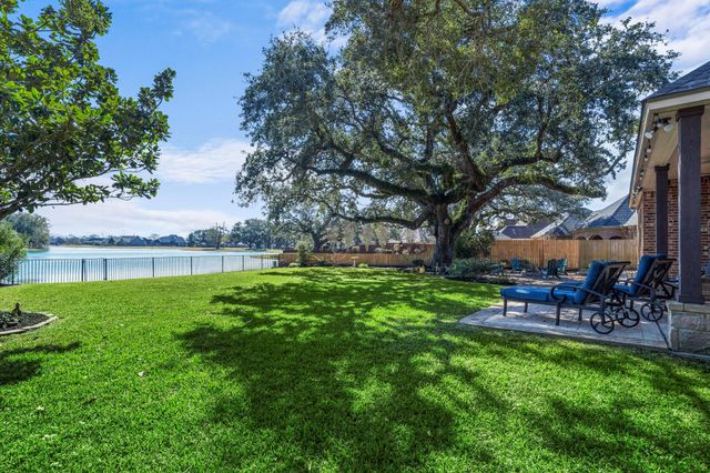 1012 Enchanted Oaks Drive, Angleton, TX 77515