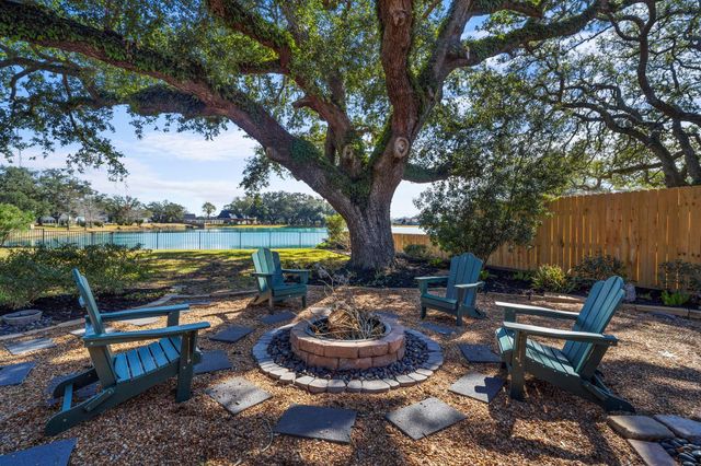 1012 Enchanted Oaks Drive, Angleton, TX 77515