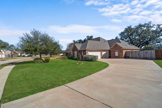 1012 Enchanted Oaks Drive, Angleton, TX 77515