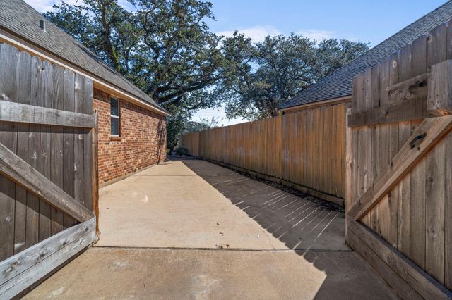 1012 Enchanted Oaks Drive, Angleton, TX 77515