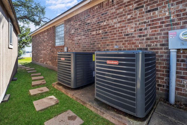 1012 Enchanted Oaks Drive, Angleton, TX 77515