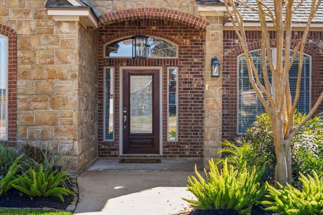 1012 Enchanted Oaks Drive, Angleton, TX 77515
