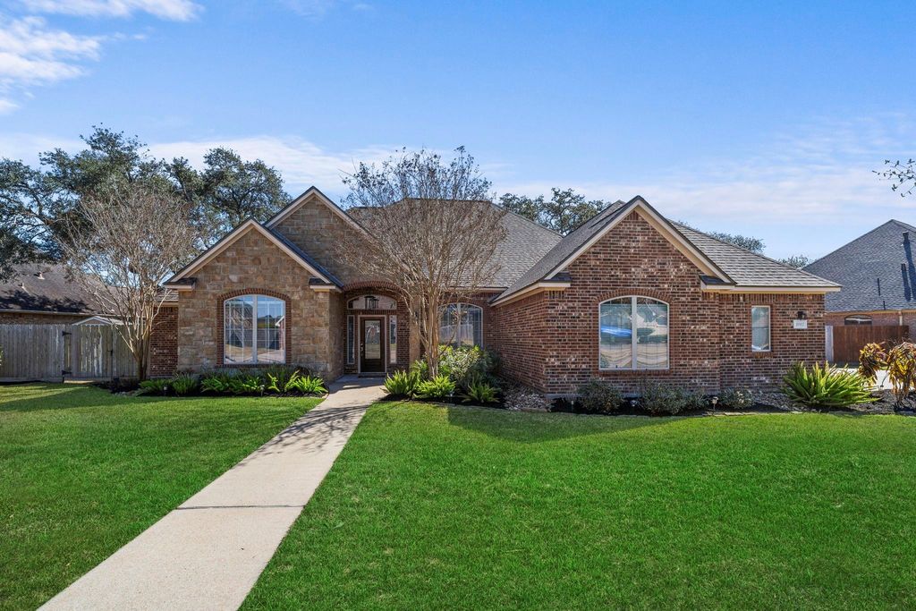 1012 Enchanted Oaks Drive, Angleton, TX 77515