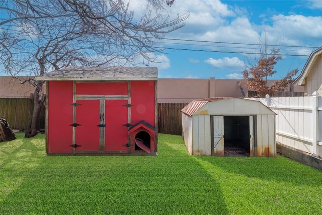 709 Raywood Drive, Grand Prairie, TX 75052