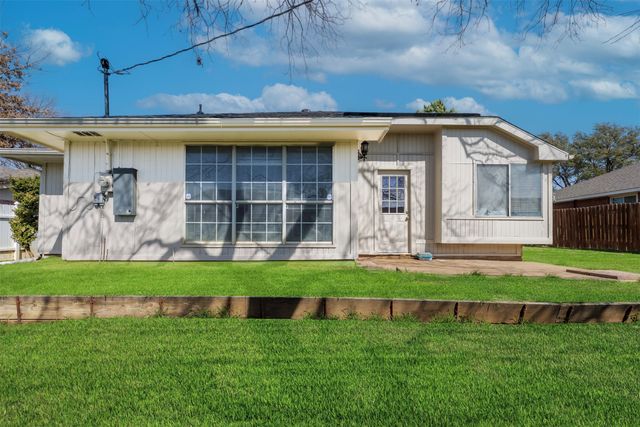 709 Raywood Drive, Grand Prairie, TX 75052