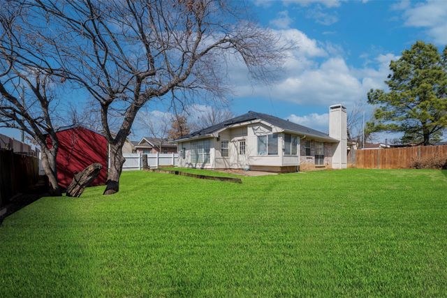 709 Raywood Drive, Grand Prairie, TX 75052