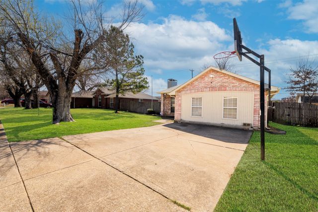 709 Raywood Drive, Grand Prairie, TX 75052