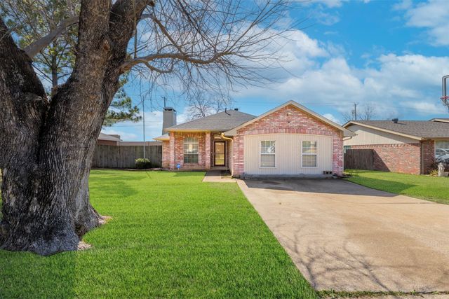 709 Raywood Drive, Grand Prairie, TX 75052
