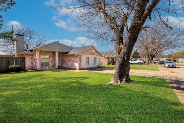 709 Raywood Drive, Grand Prairie, TX 75052