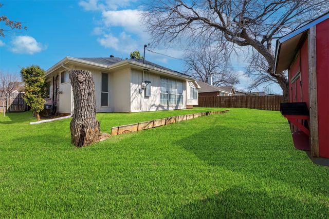 709 Raywood Drive, Grand Prairie, TX 75052