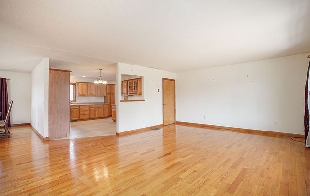 62 Parenteau Ct, Chicopee, MA 01020