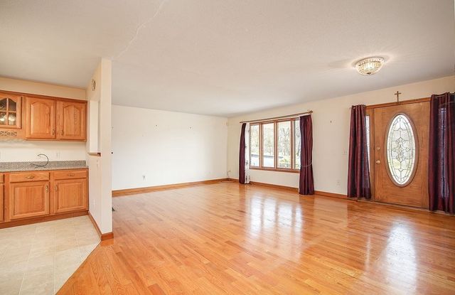 62 Parenteau Ct, Chicopee, MA 01020